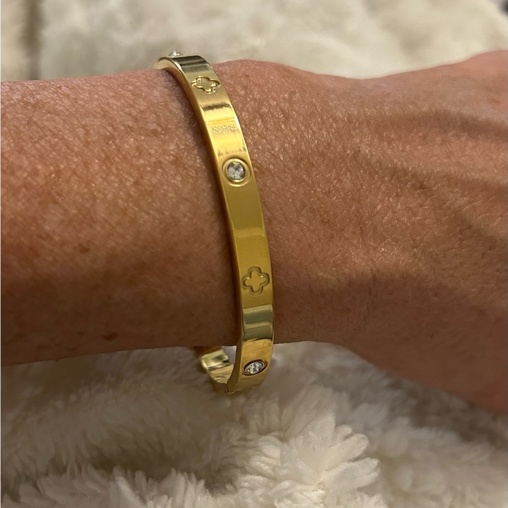 Elegant Gold Bangle Bracelet - Picture 4 of 5